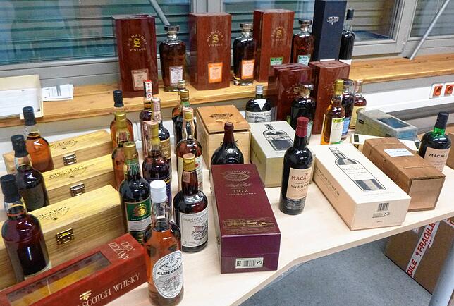 Eine stattliche Galerie von Hochprozentigem: Zöllner verhinderten den Versuch, dieses Alkohol-Sortiment unerlaubt über den Grenzübergang ...