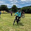 Auf einem Parcours, wo es unter anderem ums Slalomfahren geht, lernen die Teilnehmer die richtige Körperhaltung sowie ihre optimale ...