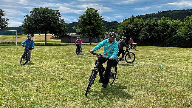 Auf einem Parcours, wo es unter anderem ums Slalomfahren geht, lernen die Teilnehmer die richtige Körperhaltung sowie ihre optimale ...