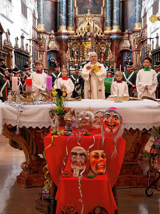 Im fasnächtlich geschmückten Altarraum zelebrierte Dekan Berg die traditionelle Narrenmesse.