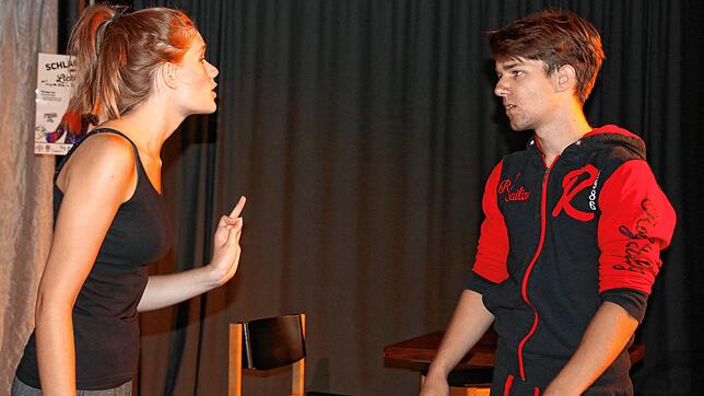 Varinia de Silva und Kai Eberhard spielen in der szenischen Lesung &bdquo;Schlag und Lichter&ldquo; eine Szene aus dem Stück ...
