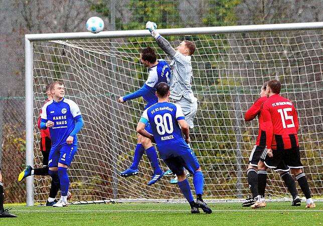 Bild 8: Letzte Aktion bringt FC Überlingen einen Punkt gegen FC Radolfzell. Wir haben die besten Bilder!