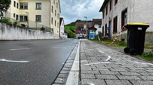 Von dem tragischen Vorfall in Binningen ist Tage nach dem Einsatz nur noch wenig zu sehen. Ein Polizeiband versperrt den Zugang zu einem ...