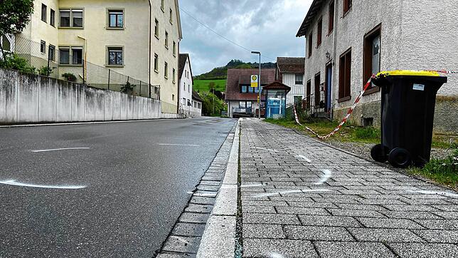 Von dem tragischen Vorfall in Binningen ist Tage nach dem Einsatz nur noch wenig zu sehen. Ein Polizeiband versperrt den Zugang zu einem ...
