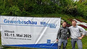Gemeinsam mit erfahrenen Ausstellungsteilnehmern freuen sich die beiden erfolgreichen Junghandwerker David Rotkamm und Yannik Schlachter ...