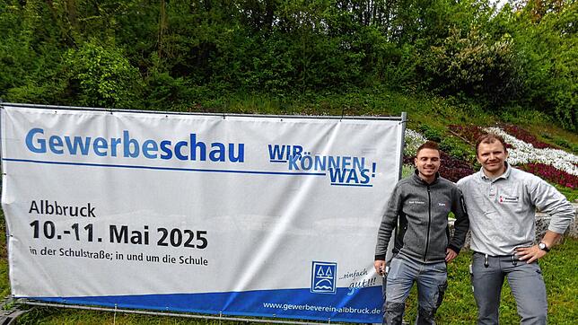 Gemeinsam mit erfahrenen Ausstellungsteilnehmern freuen sich die beiden erfolgreichen Junghandwerker David Rotkamm und Yannik Schlachter ...