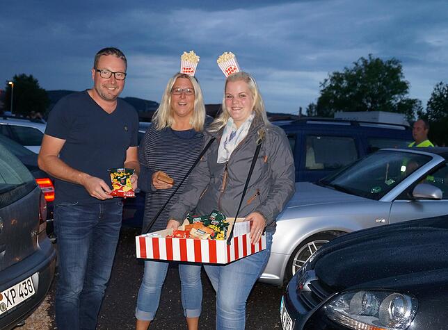 Jochen Haas ist das erste Mal beim Autokino. Er hat seine Kinokarte von der Tochter als Geschenk bekommen. Bei Birgit Hagg und Simone ...