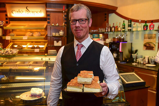 Für Reinhard Sapel vom Café Sapel gehört die Ansiedlung von Aldi und Rossmann zu einer Entwicklung, die zu mehr Uniformität und ...