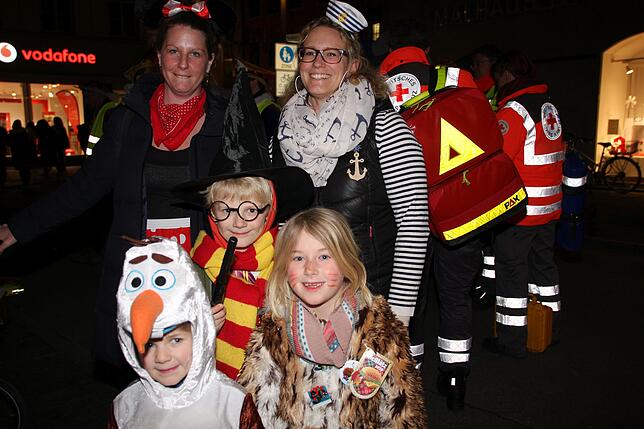 Junge und Alt sind heiß auf den Butzenlauf, wie hier die Mamas Katharina und Xenia mit den Kindern (von links) Marie, Moritz und Paula. ...