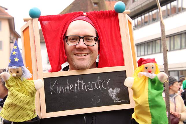 Christian Augustin findet, &bdquo;die Fastnacht ist die wichtigste Zeit in Überlingen&ldquo;. Als Kasperletheater verkleidet, zog der ...