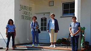 Bei einem Folgetreffen zu den Mahnfeuern besuchte die Landtagsabgeordnete Andrea Bogner-Unden den Bäumlehof (von links): Ulrike ...