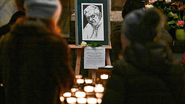 Gläubige beten für den emeritierten Papst Benedikt XVI. im Kölner Dom. Der emeritierte Papst Benedikt XVI. ist am 31.12.2022 im Alter ...