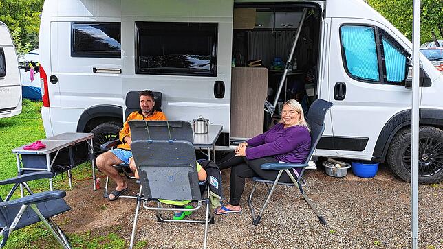Sven und Franziska Wiegler sind mit den beiden Söhnen Lukas und Alexander auf dem Campingplatz Wirthshof. „Es gibt kein schlechtes ...