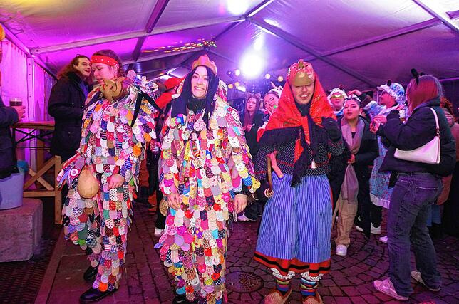 Bild 2: Narrenvolk vergnügt sich auf der Festmeile in der Waldshuter Kaiserstraße - unsere Bildergalerie