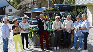 Ein schöner Brauch: Das Engagement um den Osterbrunnen der Kreativdamen Erika Neidhart, Rosi Kusserow, Erika Heine, lobte Bürgermeister ...