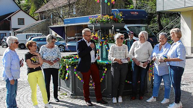 Ein schöner Brauch: Das Engagement um den Osterbrunnen der Kreativdamen Erika Neidhart, Rosi Kusserow, Erika Heine, lobte Bürgermeister ...
