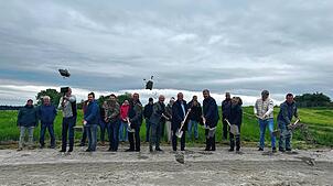 Spatenstich im Neubaugebiet Schlegelberg in Weilersbach: Oberbürgermeister Jürgen Roth (fünfter von links) und der stellvertretende ...