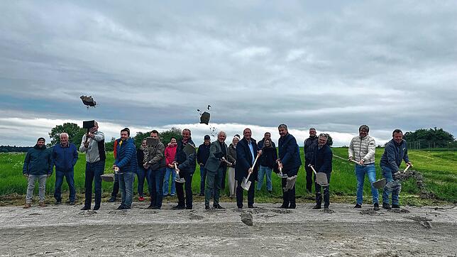 Spatenstich im Neubaugebiet Schlegelberg in Weilersbach: Oberbürgermeister Jürgen Roth (fünfter von links) und der stellvertretende ...