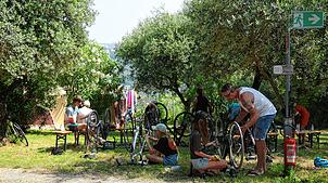Fahrradpflege unter Olivenbäumen: Die „Tour de Lauro“ ist in Montecatini angekommen. Silvio Markewitz und einige Schüler nutzen den ...