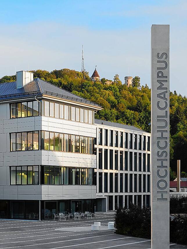 Auch am Hochschulstandort in Tuttlingen gab es am Mittwoch eine erhöhte Polizeipräsenz – hier ein Foto vom Campus aus der ...