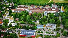 Das Krankenhaus in Singen an seinem jetzigen Standort. Der ursprüngliche dunkelrote Backsteinbau ist im Hintergrund gut zu erkennen. ...