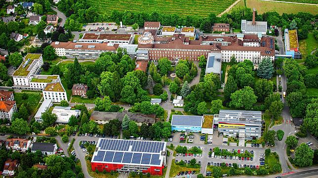 Das Krankenhaus in Singen an seinem jetzigen Standort. Der ursprüngliche dunkelrote Backsteinbau ist im Hintergrund gut zu erkennen. ...