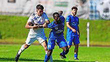 Der FC Hilzingen (Denis Catediano, links) musste sich dem 1. FC Rielasingen-Arlen II (Chimamkpa Samuel Peter) 1:3 geschlagen geben, ...