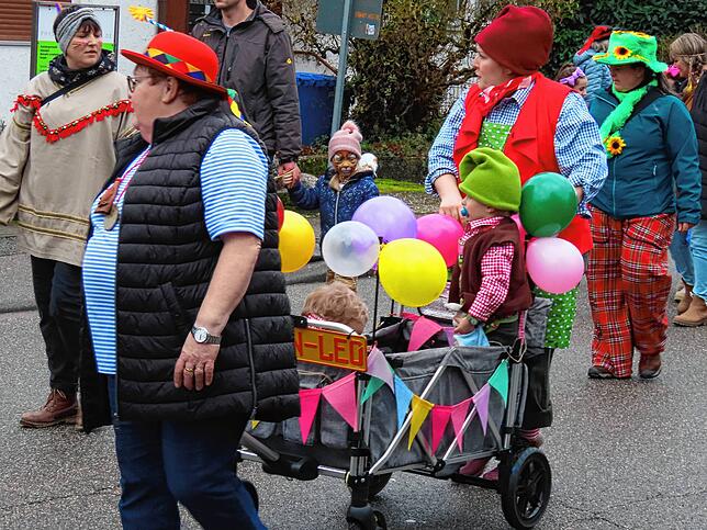 Mit Spiel, Spaß und reichlich Fettigem und Süßem hat der Narrensamen sich beim Kinderumzug und dem anschließenden Kinderball vergnügen ...