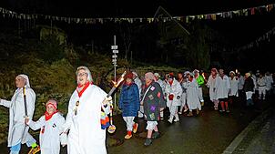 Viele Narren beteiligen sich am Hemdglunkerumzug in Nußbach – dann endlich beginnt die Fasnet.  Bilder: Priska Dold