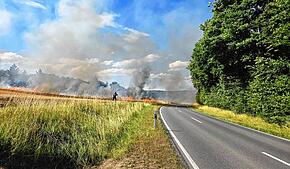 Beim Buchhof zwischen Möggingen und Radolfzell brannte am Samstag, 5. Juli, ein Feld lichterloh. Die Feuerwehr konnte den Brand ...