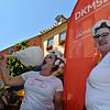 Monja Endress (links) und Silvia Keck werben als lebendige Wattestäbchen am Aktionstag der Meersburger Schnabelgiere-Zunft gegen ...