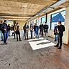 Architekt Andreas Flöß (3.von rechts) erklärt den Kreisräten den Umbau vom Post- zum Verwaltungsgebäude.