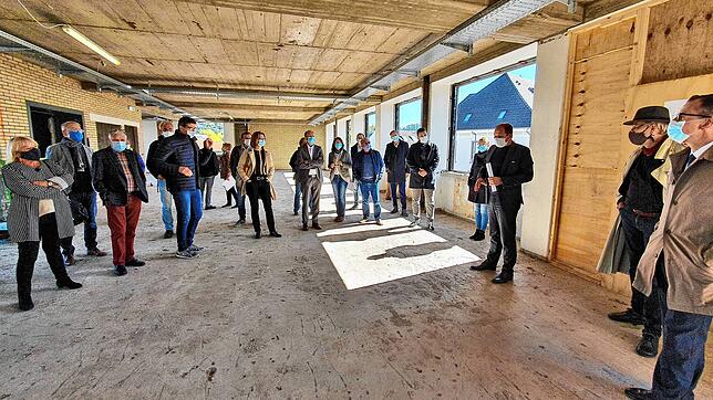 Architekt Andreas Flöß (3.von rechts) erklärt den Kreisräten den Umbau vom Post- zum Verwaltungsgebäude.
