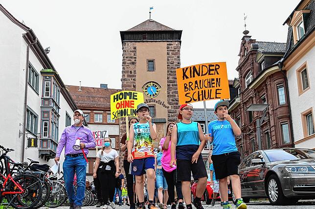 Anschließend unternimmt die Gruppe einen Demospaziergang durch die Villinger Innenstadt.