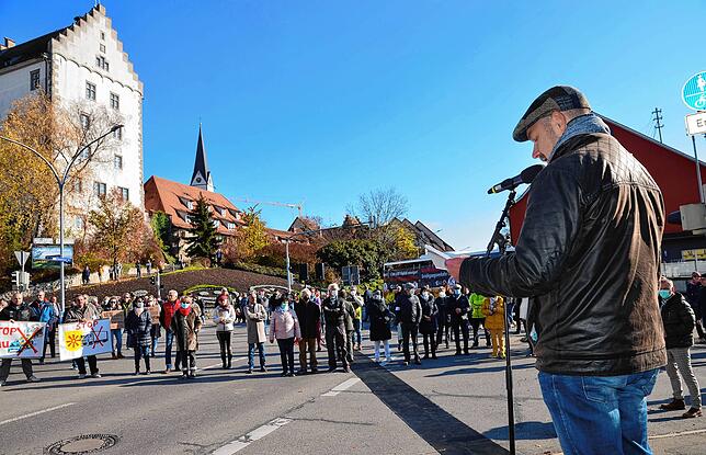 Demo-Mitorganisator Rainer Zanker begrüßt die Teilnehmer.
