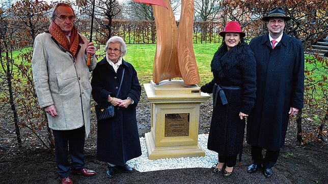 Heinrich XIII. Prinz Reuß (links) mit seiner Mutter Woizlawa-Feodora Prinzessin Reuß 2018 kurz vor deren Tod. Das Bild zeigt sie in Gera ...