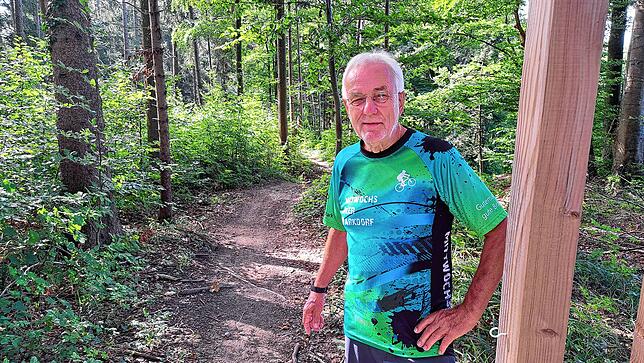 Der 79-jährige Josef Hänfling aus Markdorf auf dem Gehro-Trail auf dem Gehrenberg. Hier sind er und sein Mountainbike Stammgäste.
