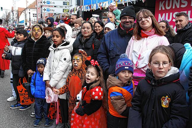 Bild 46: Sonne für die Narren: Großer Fasnet-Umzug begeistert in Singen!