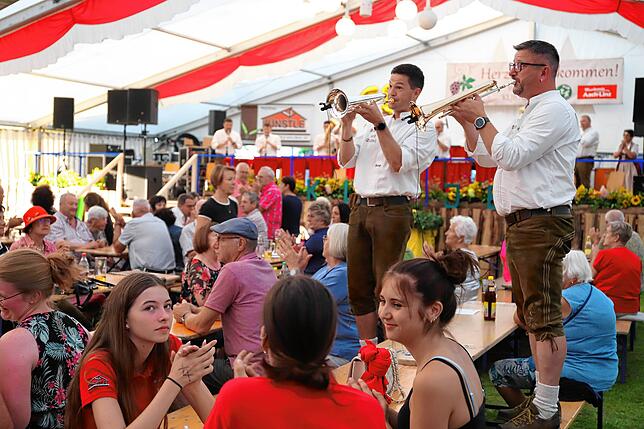Die Musiker der Blaskapelle Peng sorgen mit ihren Instrumenten auch für Einlagen zwischen den Besuchern.