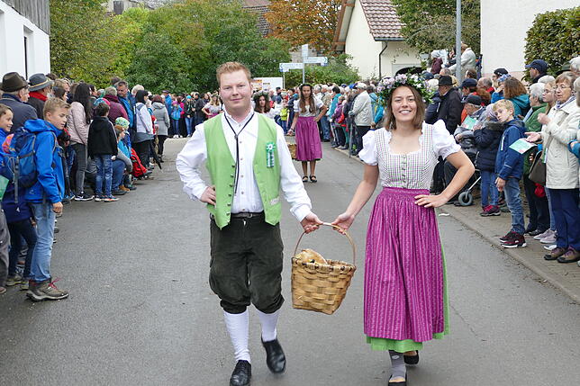 Bild 15: Tausende bejubeln beim Umzug des Kreiserntedankfestes die Leistung der Jugendlichen