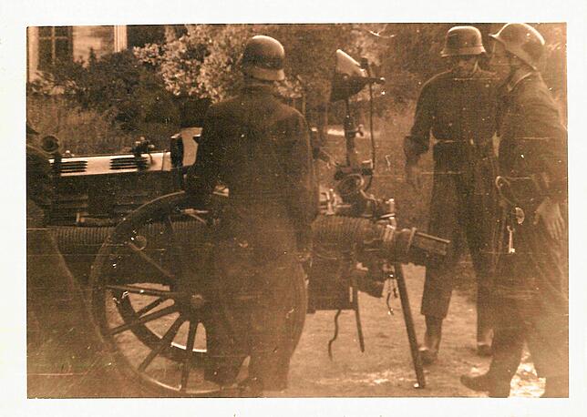 Hier ist die Schulfeuerwehr mit Spritze zu sehen, um 1948/49. Die Feuerwehr war der erste Schuldienst und wurde nach dem Zweiten ...