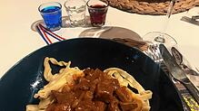 Waldshuter Gulasch und Flüssiges in den Stadtfarben Blau, Weiß und Rot stehen auf einem Esstisch.