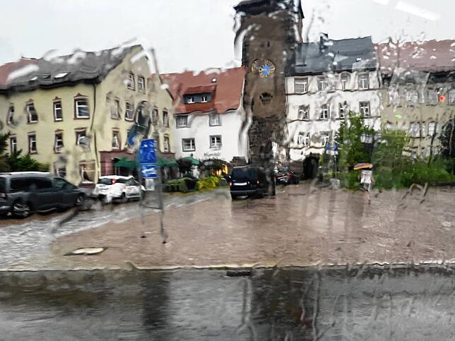 Starker Regenguss am Morgen des 25. August: Hier der Platz vor dem Villinger Riettor durch eine nasse Busscheibe hindurch fotografiert.