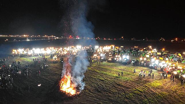 Mit einem Mahnfeuer demonstrieren die Landwirte am Freitag, 5. Januar, im Gewerbegebiet Horheim gegen die geplanten Sparpläne der ...