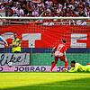 Freiburgs Torwart Noah Atubolu (r) verpasst einen Ball der Leipziger, der zum 0:1 führt während vor dem Tor Freiburgs Lukas Kübler (m) ...