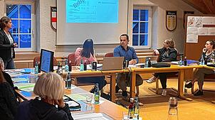 Stephanie Witulski von der Steg Städtebauentwicklung GmbH stellte dem Gemeinderat und Bürgermeister Jürgen Wiener ihre Arbeit vor. ...