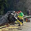 Unfall bei Mumpf: Der Sportwagen eines 63-Jährigen, den die Feuerwehr befreien musste, liegt über der platt gedrückten Leitplanke.
