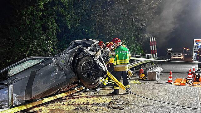 Unfall bei Mumpf: Der Sportwagen eines 63-Jährigen, den die Feuerwehr befreien musste, liegt über der platt gedrückten Leitplanke.