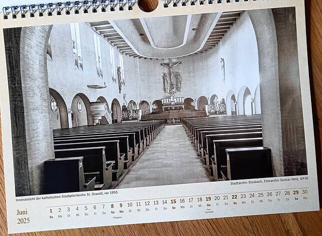 Der Blick in das Innere der St. Oswald Kirche aus der Zeit vor 1955 ziert den Juni. Es gehört zu den Lieblingsmotiven von Elena Williams.