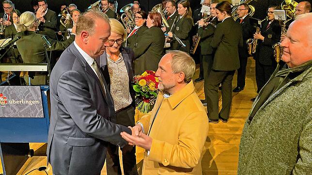 Gratulationscour der Kollegen: Der Kalender macht den 1. Adventssonntag zum ersten Arbeitstag für Friedrichshafens neuen OB Simon ...